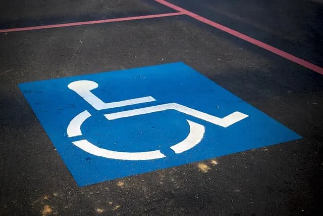 Comment Créer une Garde-Robe Accessible et Élégante