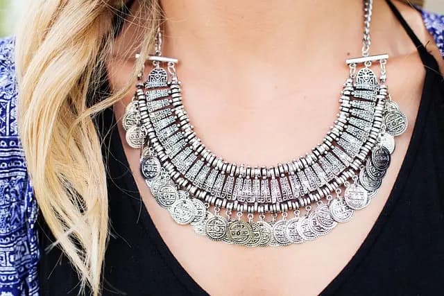 Comment Créer un Look Chic avec des Habits Accessibles