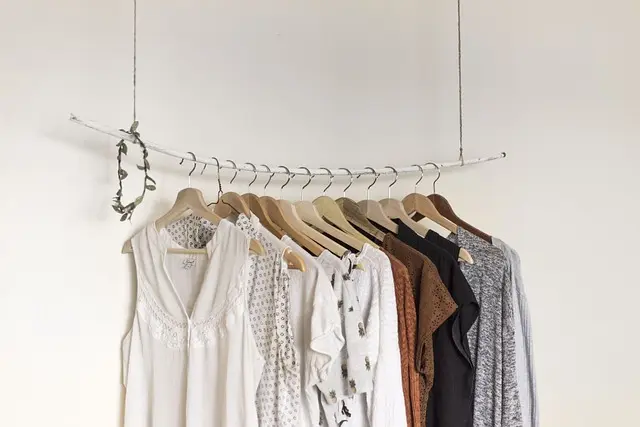 Comment Créer une Garde-Robe Accessible et Tendance