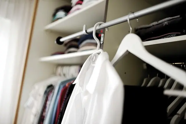 Comment Créer une Garde-Robe Abordable et Éthique