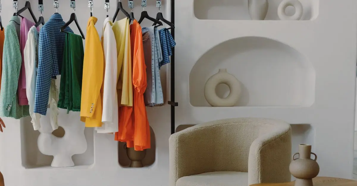 10 Pièces Indispensables pour une Garde-Robe Abordable et Tendance