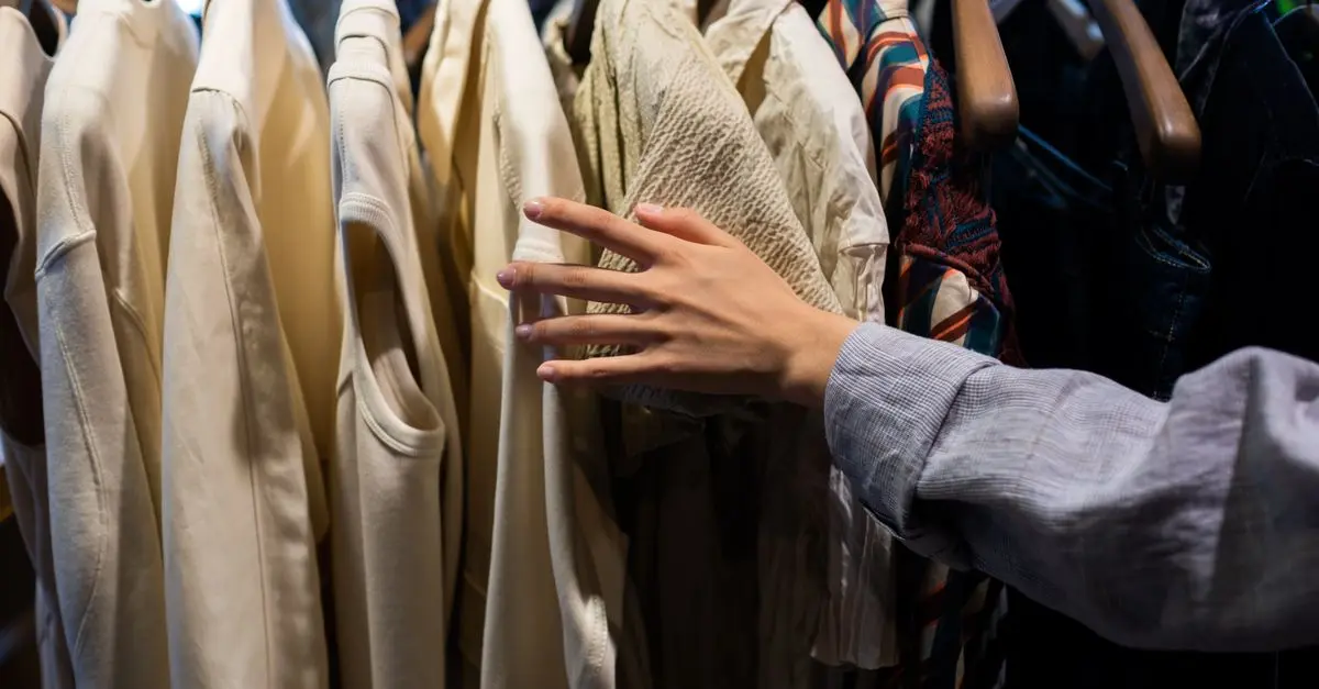 Comment Créer une Garde-Robe Écologique et Abordable